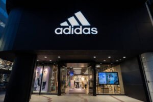 تحليل سهم أديداس: من الجذور الألمانية إلى البورصات العالمية – هل الوقت مناسب للشراء؟"
