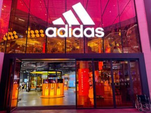 تحليل سهم أديداس: من الجذور الألمانية إلى البورصات العالمية – هل الوقت مناسب للشراء؟"