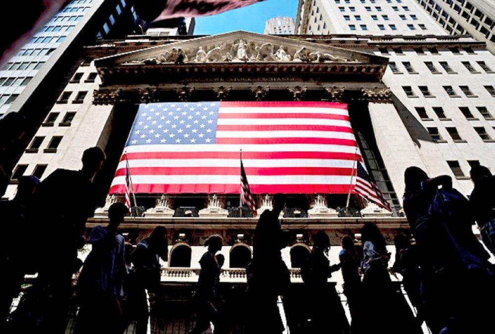 العقود الآجلة ثابتة وتوقعات متباينة: هل تكسر وول ستريت موجة التردد؟ 