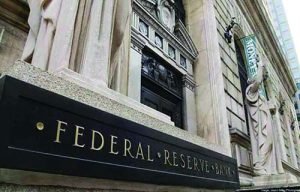 الفيدرالي الأميركي يواجه الضغوط... والأنظار تتجه إلى قرار الفائدة الليلة