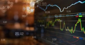 الخيارات الثنائية مقابل التداول التقليدي: فهم الفروقات وأدوات التحليل لتحقيق تداول ناجح