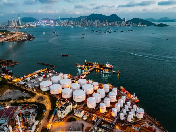 النفط تحت الضغط: تراجع الأسعار رغم التوترات الجيوسياسية