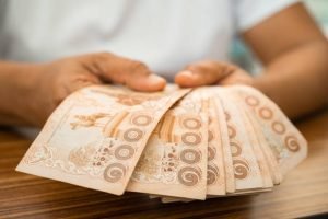 العملات الآسيوية تتراجع وسط اضطرابات الأسواق وتزايد المخاوف السياسية