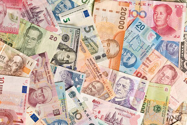 الدولار يتباين ادائه وحركة نشطة في سوق العملات والعملات الرقمية