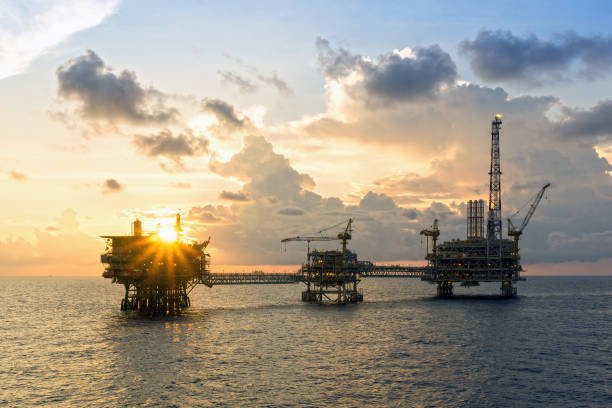 النفط يستقر قرب أدنى مستوياته في شهرين وسط ترقب اجتماع أمريكي – روسي وبيانات المخزون 