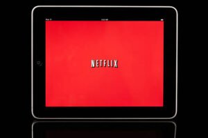  الاستثمار في أسهم نتفلكس: من النشأة إلى التحليل وخطوات الشراء