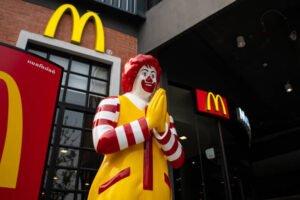 استثمر في ماكدونالدز بثقة: الدليل الشامل لشراء الأسهم خطوة بخطوة