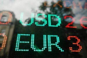  الدولار يتراجع قبل اجتماع بنك إنجلترا وسط بيانات أمريكية وآسيوية مختلطة