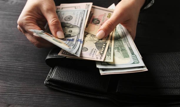 الدولار يتقلب أمام الجنيه المصري رغم رفع التصنيف الائتماني لمصر إلى “B” بنظرة مستقرة 1 الدولار يتقلب أمام الجنيه المصري رغم رفع التصنيف الائتماني لمصر إلى “B” بنظرة مستقرة