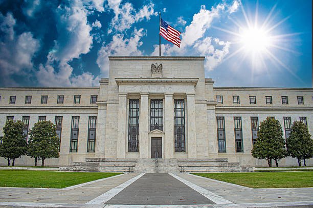 الفيدرالي يستعد لخفض جديد في أسعار الفائدة وسط غياب البيانات وبروز مخاوف سوق العمل