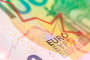 الدولار يرتفع واليورو تحت الضغط قبل محضر الاحتياطي الفيدرالي