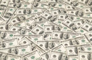 الدولار يتماسك وسط تقلبات عالمية