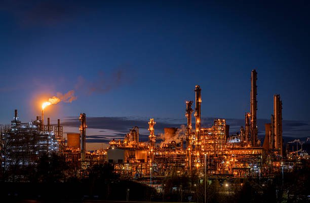 النفط بين فائض المعروض ودعم الجغرافيا السياسية… توقعات 2026 تميل للهبوط