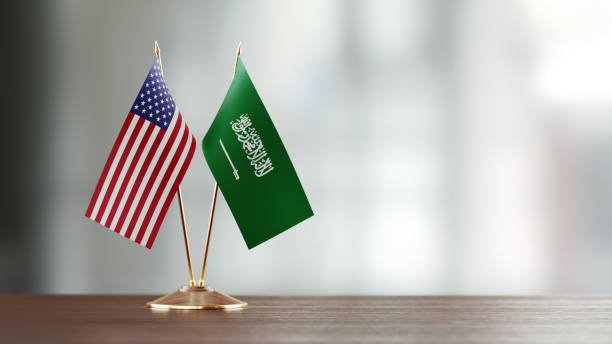 السعودية والولايات المتحدة توقعان حزمة صفقات ضخمة… واستثمارات الرياض ترتفع إلى تريليون دولار 2 السعودية والولايات المتحدة توقعان حزمة صفقات ضخمة… واستثمارات الرياض ترتفع إلى تريليون دولار