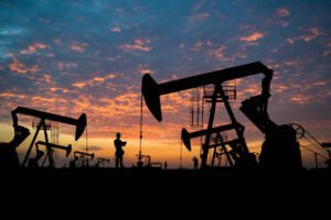 أسعار النفط بين ضغوط الدولار ومخاطر الشرق الأوسط… هل تحسم مفاوضات جنيف الاتجاه القادم؟