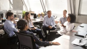 الأسواق العالمية تحت ضغط الجيوسياسة: الدولار قوي والنفط يقفز