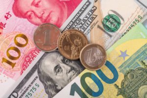 العملات الآسيوية تحت الضغط والدولار يستفيد من هدوء السيولة… والأنظار على بيانات الفيدرالي