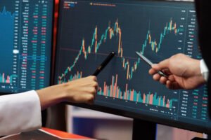 التداول الفوري والعقود الآجلة: فهم الفرق واستراتيجيات التداول