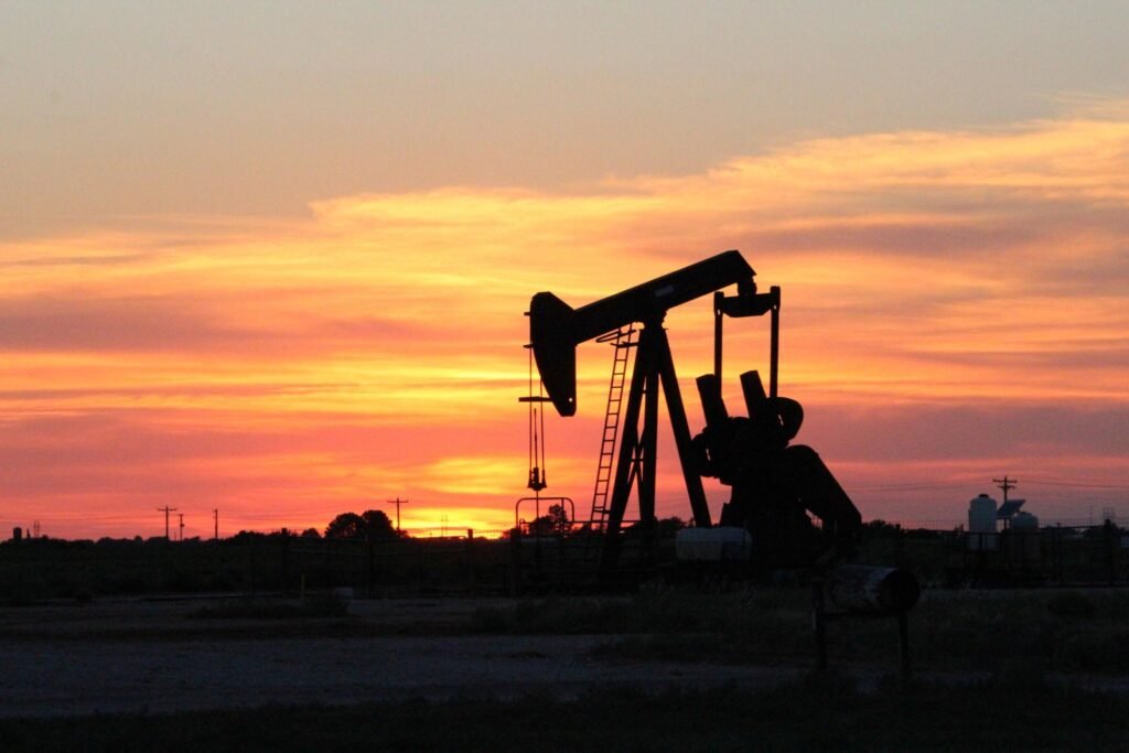 ارتفاع أسعار النفط فوق 70 دولار.. التوترات والمخزونات تدعم المكاسب