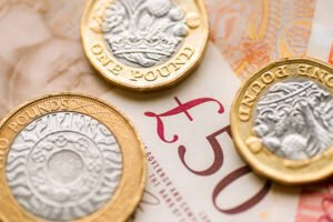 تقلبات الجنيه الإسترليني تتصاعد قبل قرارات بنك إنجلترا وسط ضغوط جيوسياسية