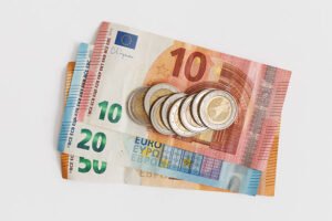 تعافي اليورو وتراجع الدولار.. الأسواق تترقب الفائدة الأوروبية وتطورات الشرق الأوسط