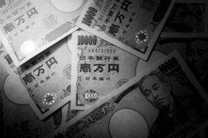 الين الياباني يتحسن بشكل محدود مع إشارات تشدد من بنك اليابان