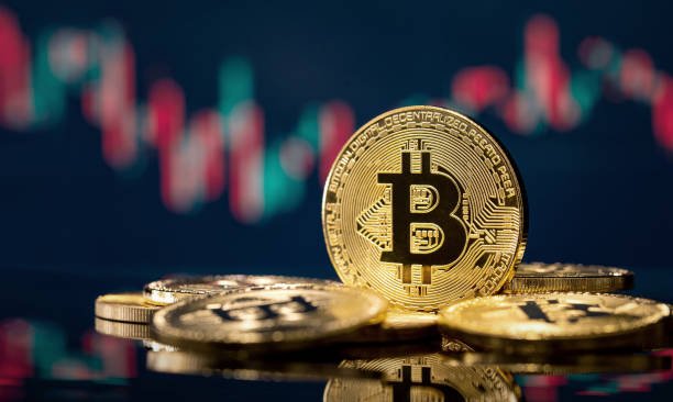 بيتكوين يتراجع من قمة 3 أشهر وسط جني أرباح ومخاوف من تقليص الحيازات المؤسسية