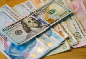 الدولار الأمريكي يتفوق مجددًا وسط تصاعد رهانات الفائدة 2 الدولار الأمريكي يتفوق مجددًا وسط تصاعد رهانات الفائدة
