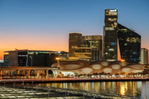 سهم أرامكو قرب القمة السنوية رغم تراجع طفيف… وتعطل الإمدادات يدعم الزخم