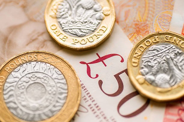 الجنيه الإسترليني يتراجع والدولار يواصل الصعود وسط تصاعد التوترات وترقب بيانات الوظائف الأمريكية