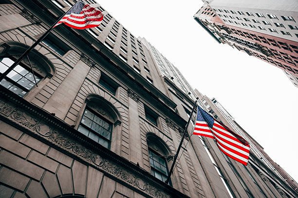 وول ستريت تقفز بقوة بدعم تراجع التضخم وآمال التهدئة السياسية