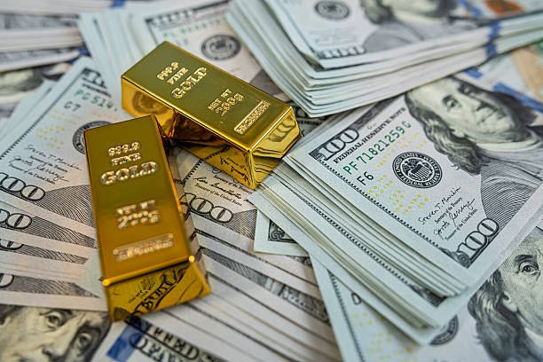الدولار يضغط على الذهب والنفط.. والأسواق تتحول من رهانات الحرب إلى رهانات الفائدة