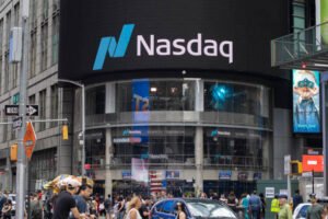 Nasdaq يقفز 16% وS&P 500 يربح 10%… شهر استثنائي للأسواق الأمريكية