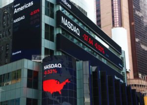 Nasdaq يقفز 16% وS&P 500 يربح 10%… شهر استثنائي للأسواق الأمريكية