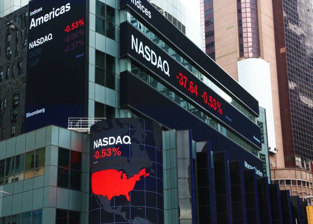 Nasdaq يقفز 16% وS&P 500 يربح 10%… شهر استثنائي للأسواق الأمريكية