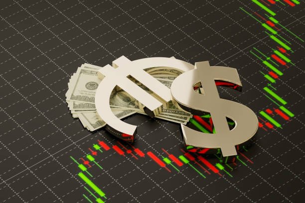 اليورو يواصل النزيف أمام الدولار.. تراجع النفط يعزز رهانات تثبيت الفائدة الأوروبية