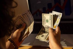 الدولار يضغط على اليورو والإسترليني بعد بيانات وظائف أمريكية قوية