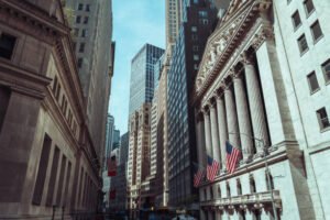 العقود الآجلة الأمريكية تقفز مع تراجع التوترات الجيوسياسية.. وناسداك يتصدر المكاسب