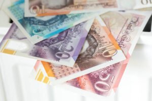 الجنيه الإسترليني واليورو يصعدان مع تراجع الدولار بعد ضعف مبيعات التجزئة الأمريكية