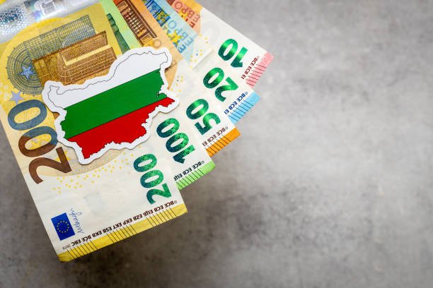 اليورو يتراجع أمام الدولار وسط ترقب بيانات التضخم الأوروبية وارتفاع رهانات رفع الفائدة