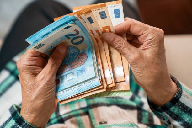 اليورو يصعد من أدنى مستوى في 13 شهرًا مع تراجع الدولار وترقب بيانات التضخم الأمريكية