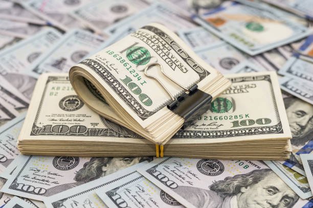 الدولار الأمريكي يحافظ على مكاسبه مع تصاعد رهانات الفائدة وترقب بيانات التضخم