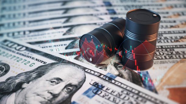 النفط يقفز مع اشتعال أزمة مضيق هرمز.. هل أصبح حاجز 100 دولار أقرب من أي وقت مضى؟