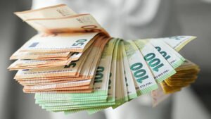 اليورو يتراجع قرب أدنى مستوى في 3 أشهر مع استمرار قوة الدولار