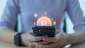 بيتكوين تتراجع دون 63 ألف دولار وسط ضغوط جيوسياسية وترقب إشارات الفيدرالي