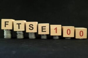 الأسهم البريطانية ترتفع رغم موجة بيع أسهم التكنولوجيا وتراجع النفط والذهب