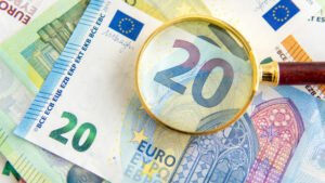 اليورو يتراجع من أعلى مستوى في 7 أسابيع مع تعافي الدولار