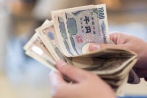 الين الياباني يهبط لأدنى مستوى في 3 أسابيع مع اقتراب الدولار من حاجز 160 ينًا 1 الين الياباني يهبط لأدنى مستوى في 3 أسابيع مع اقتراب الدولار من حاجز 160 ينًا