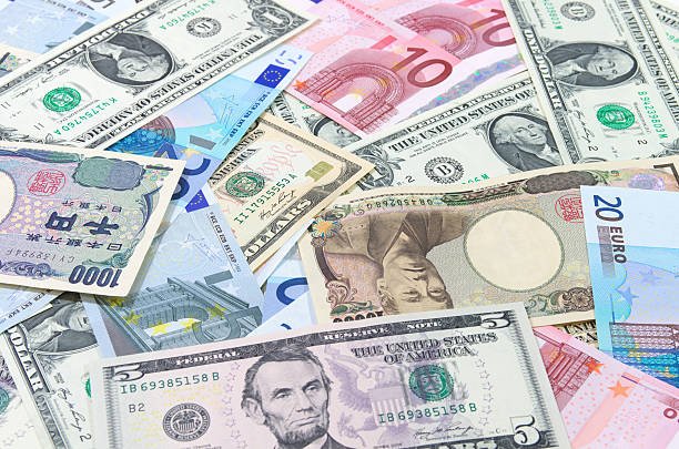 العملات تحت ضغط الفائدة والدولار يقترب من أعلى مستوياته في أسبوعين