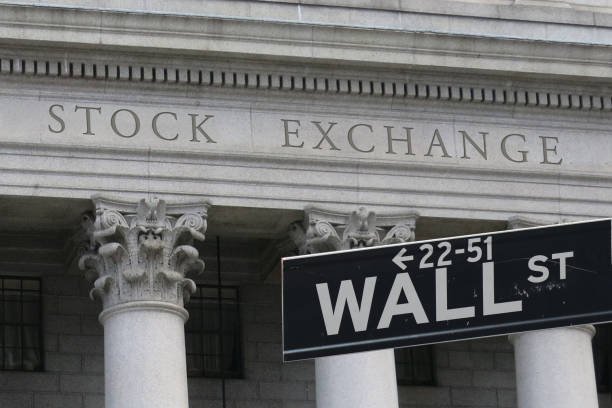 وول ستريت تبدأ الأسبوع بحذر مع ضغط عوائد السندات وترقب بيانات التضخم